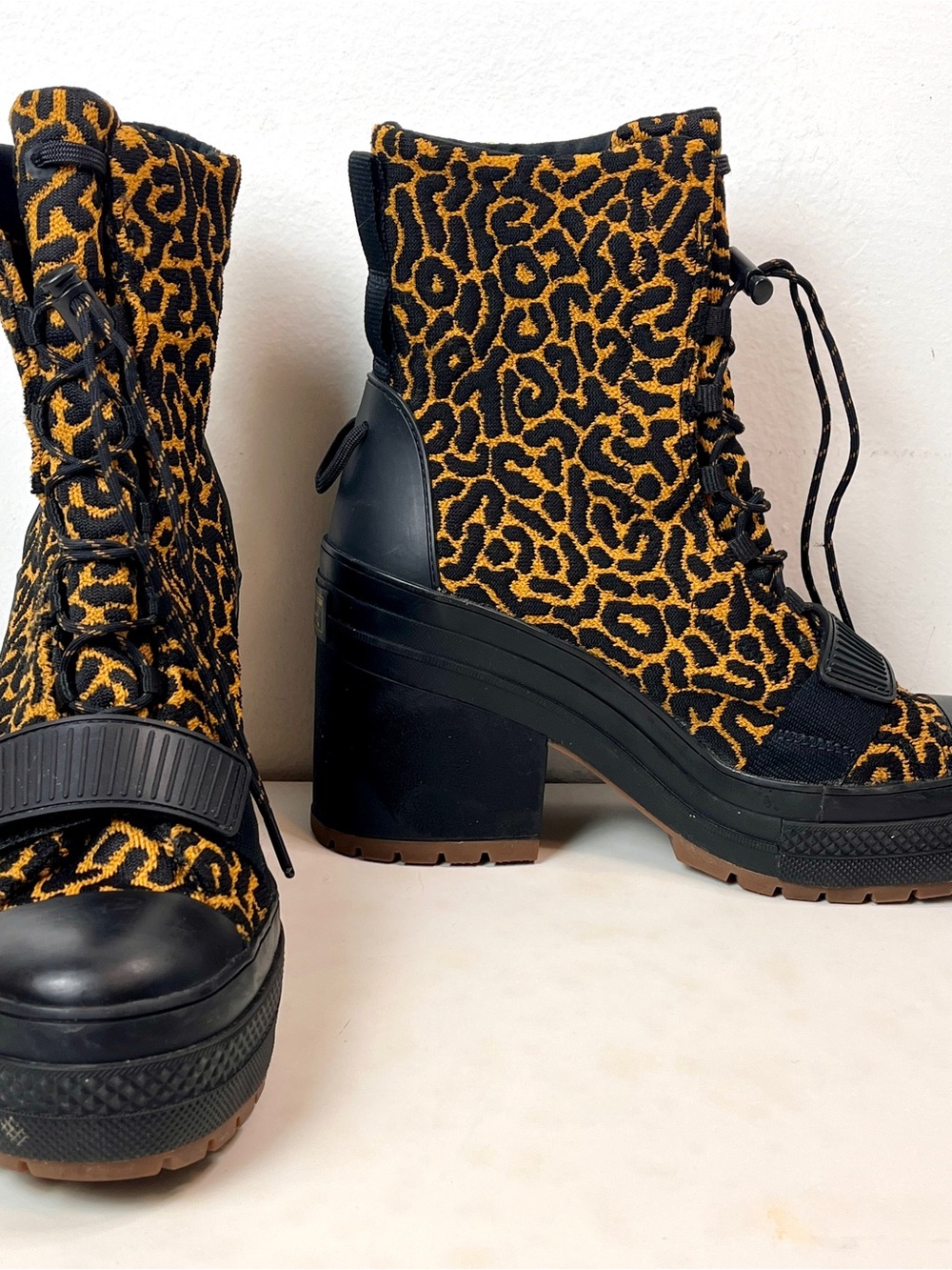 Sz. 10 Women’s High Top Platform Boots